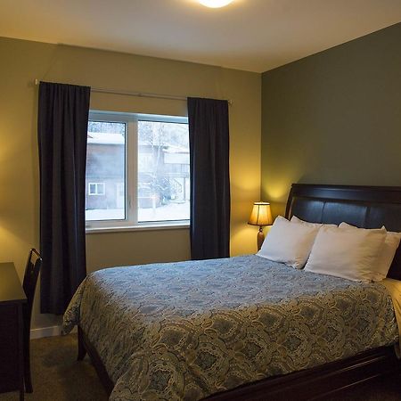 Midnight Sun Inn Whitehorse Ngoại thất bức ảnh