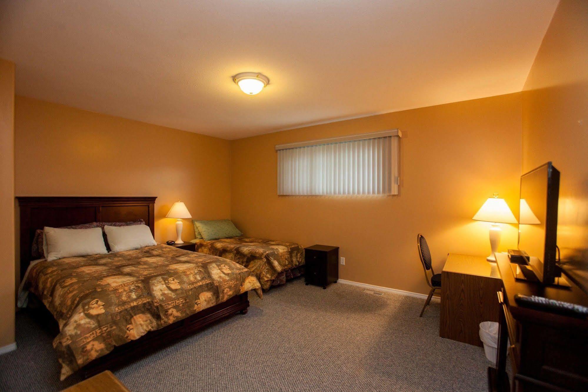 Midnight Sun Inn Whitehorse Ngoại thất bức ảnh