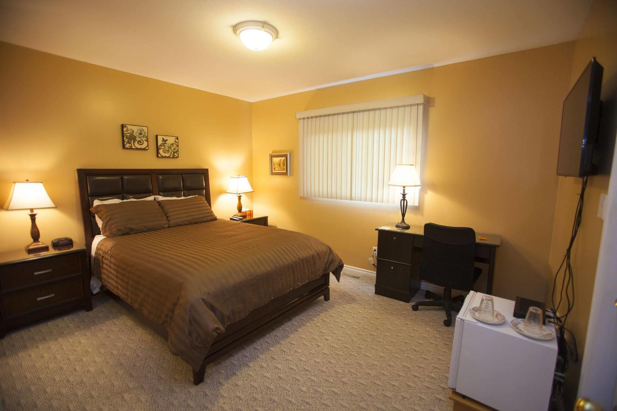 Midnight Sun Inn Whitehorse Ngoại thất bức ảnh
