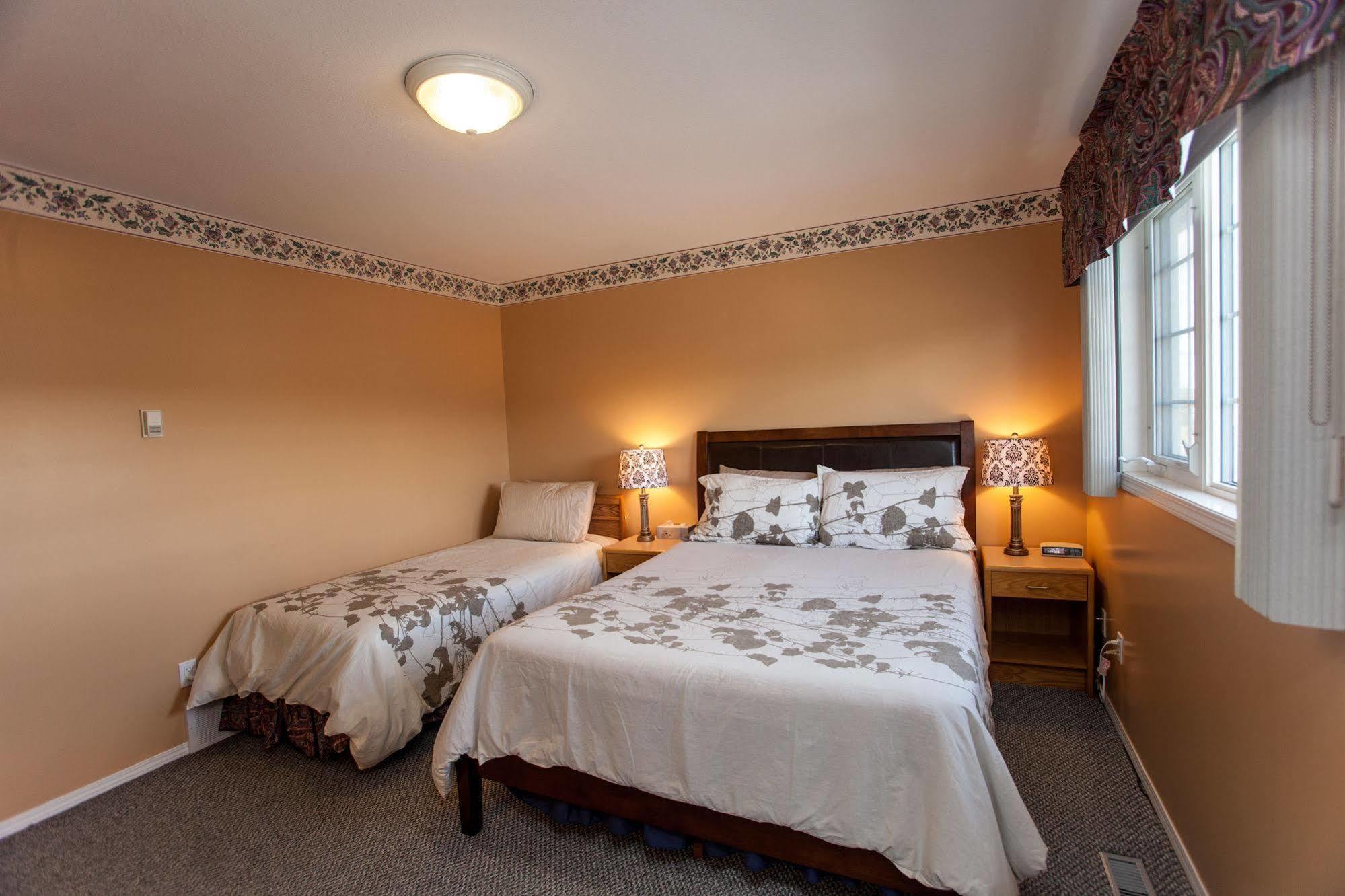 Midnight Sun Inn Whitehorse Ngoại thất bức ảnh