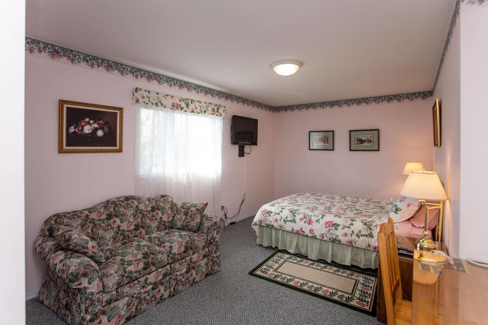 Midnight Sun Inn Whitehorse Ngoại thất bức ảnh